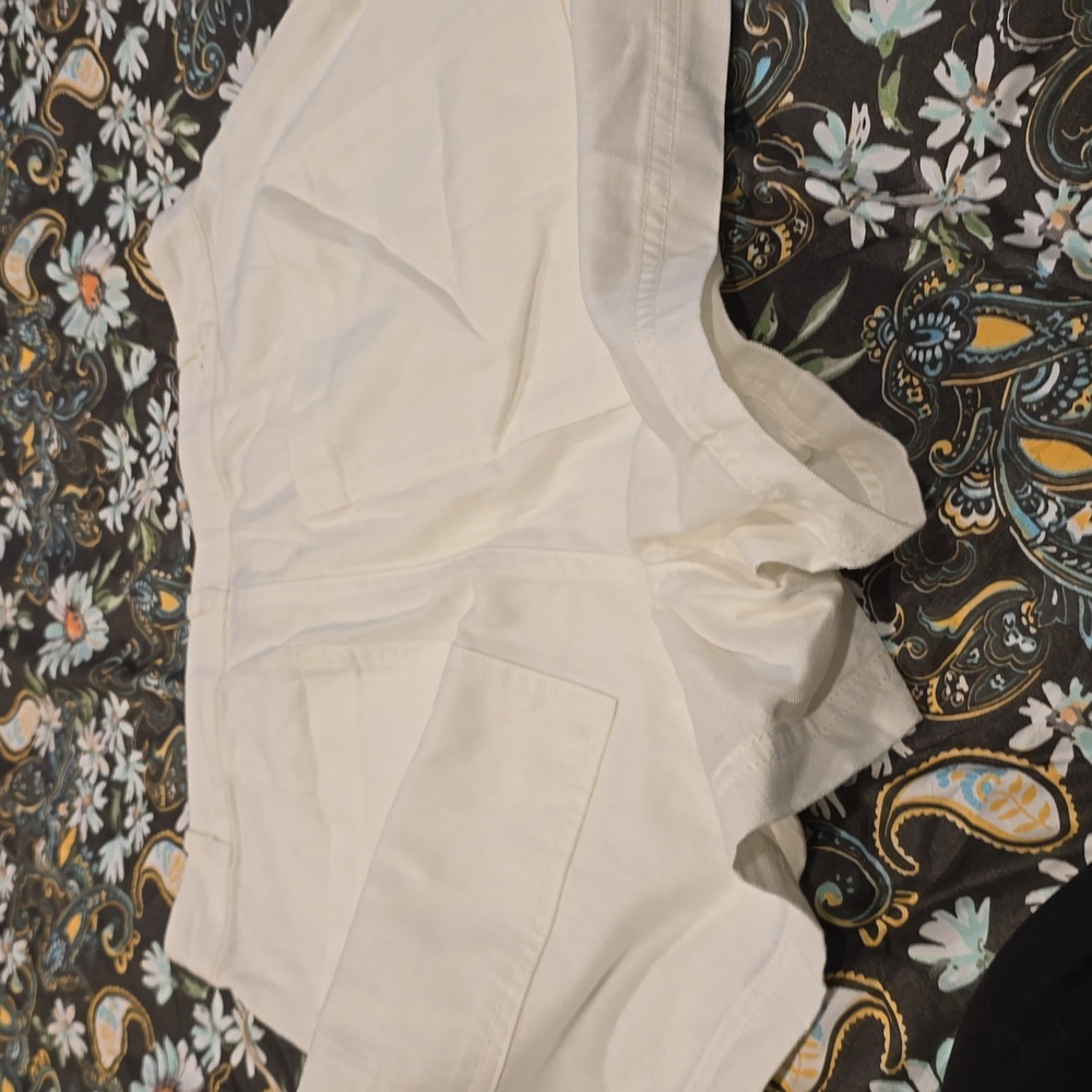 Universal Thread Women's White Shorts - Picture 3 of 3